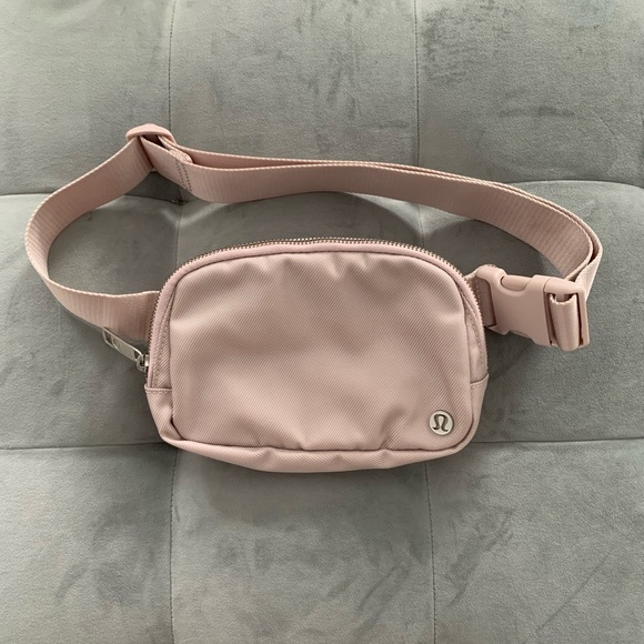 lululemon athletica Handbags - ORIGINAL OG Lululemon Everywhere Belt Bag Misty Pink